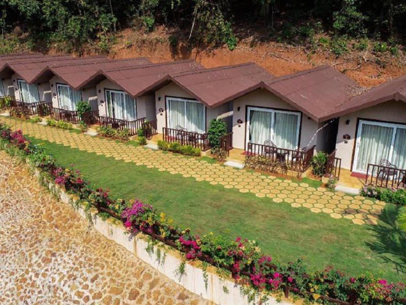 Resort Stone Wood Premier Gokarna