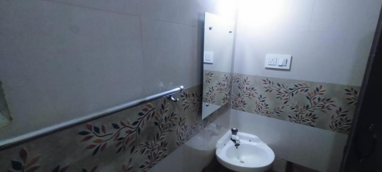 Shiva Ganga Cafe Guest house *