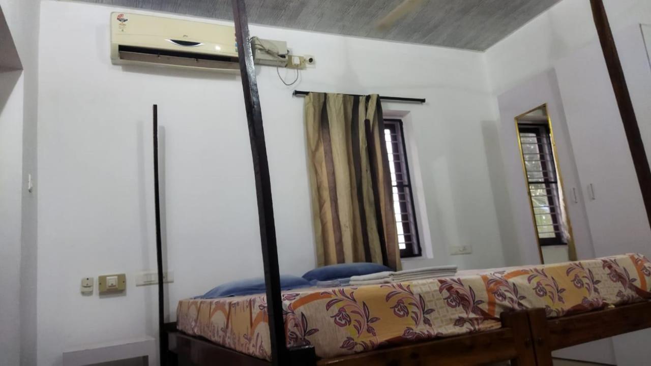 Arya Bougain * Gokarna (Karnataka)