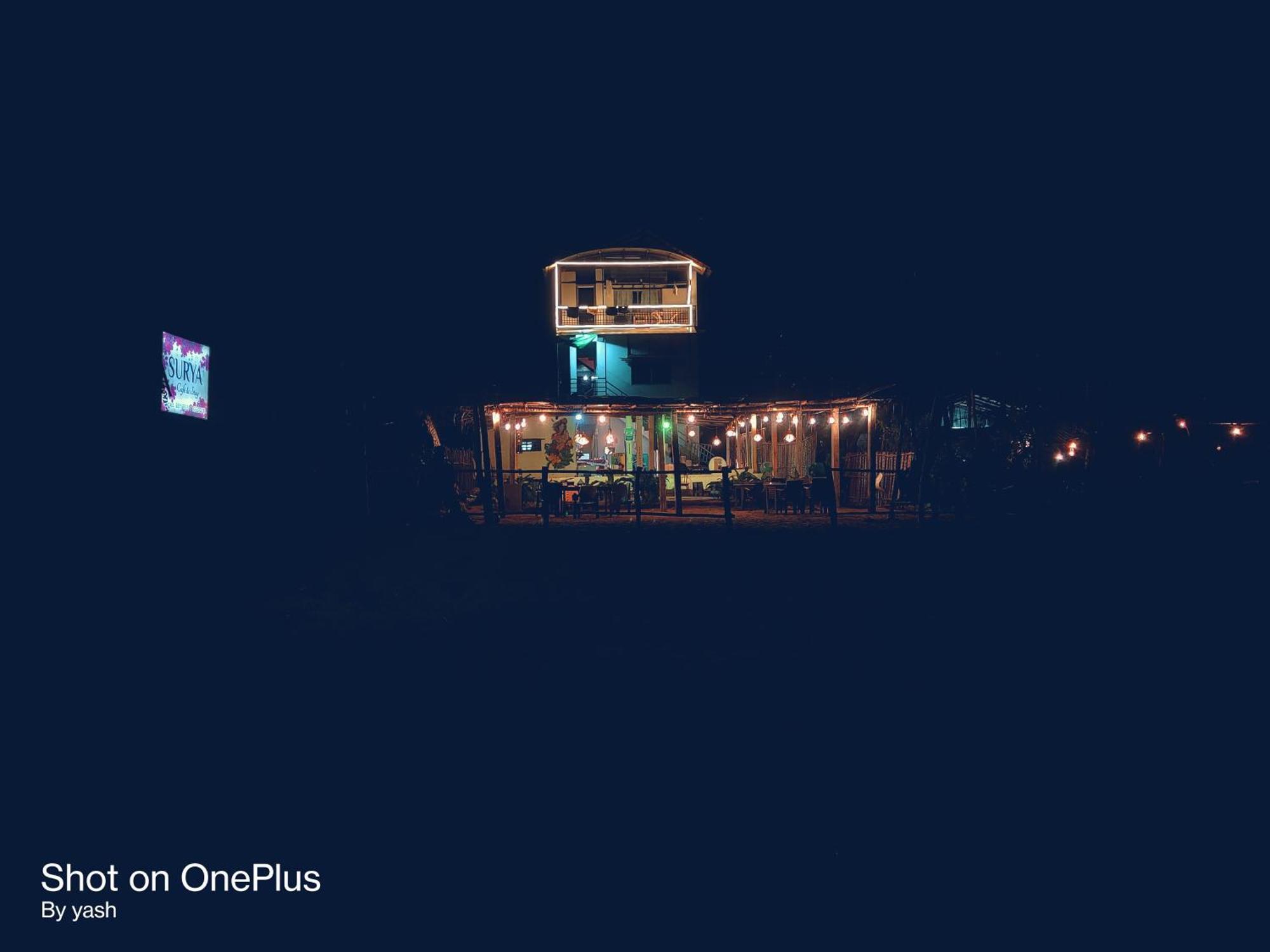 Surya Cafe And Sea View *