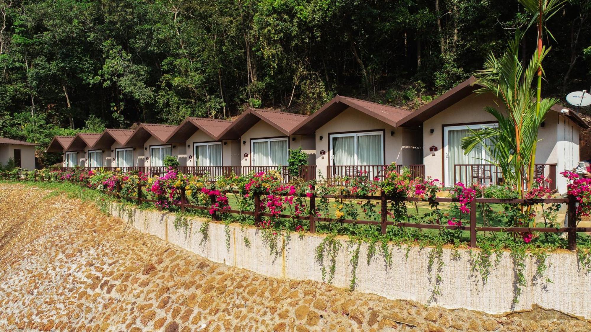 Resort Stone Wood Premier Gokarna