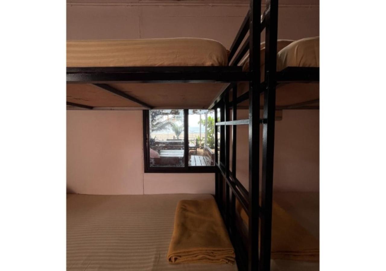 Homestay Bobs Beach House *