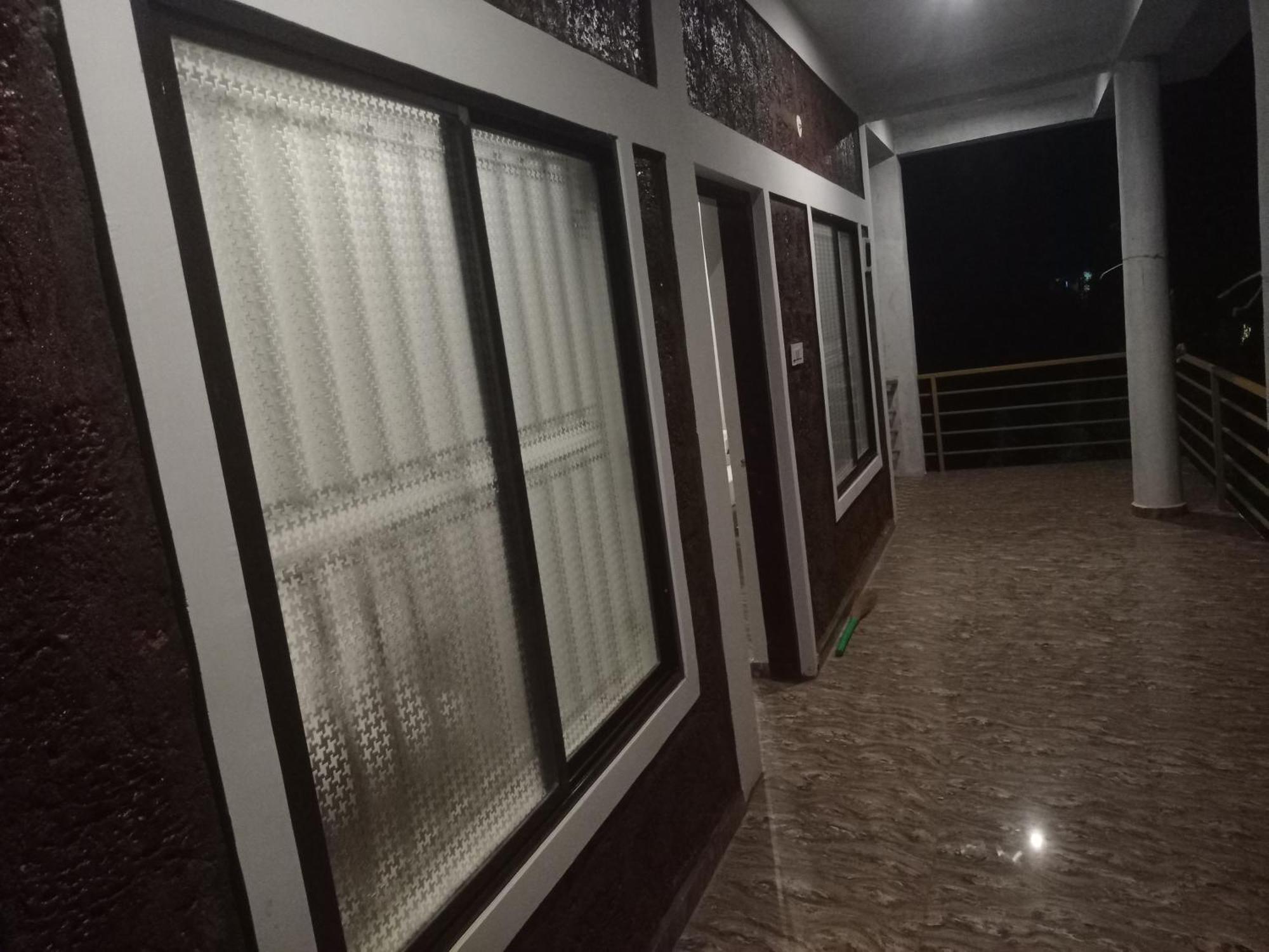 Gangotri Cafe And Bed & Breakfast *