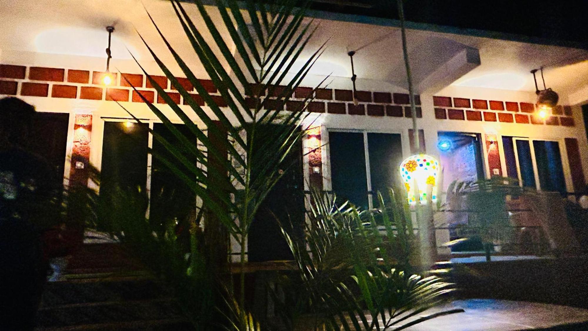 Aisiri Comforts And Cafe 5*