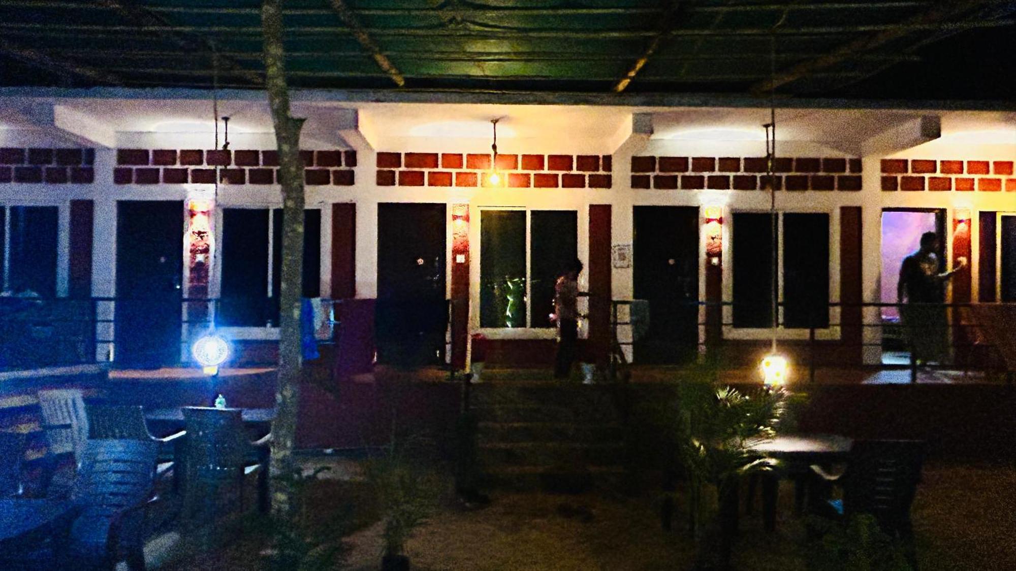 Aisiri Comforts And Cafe 5*