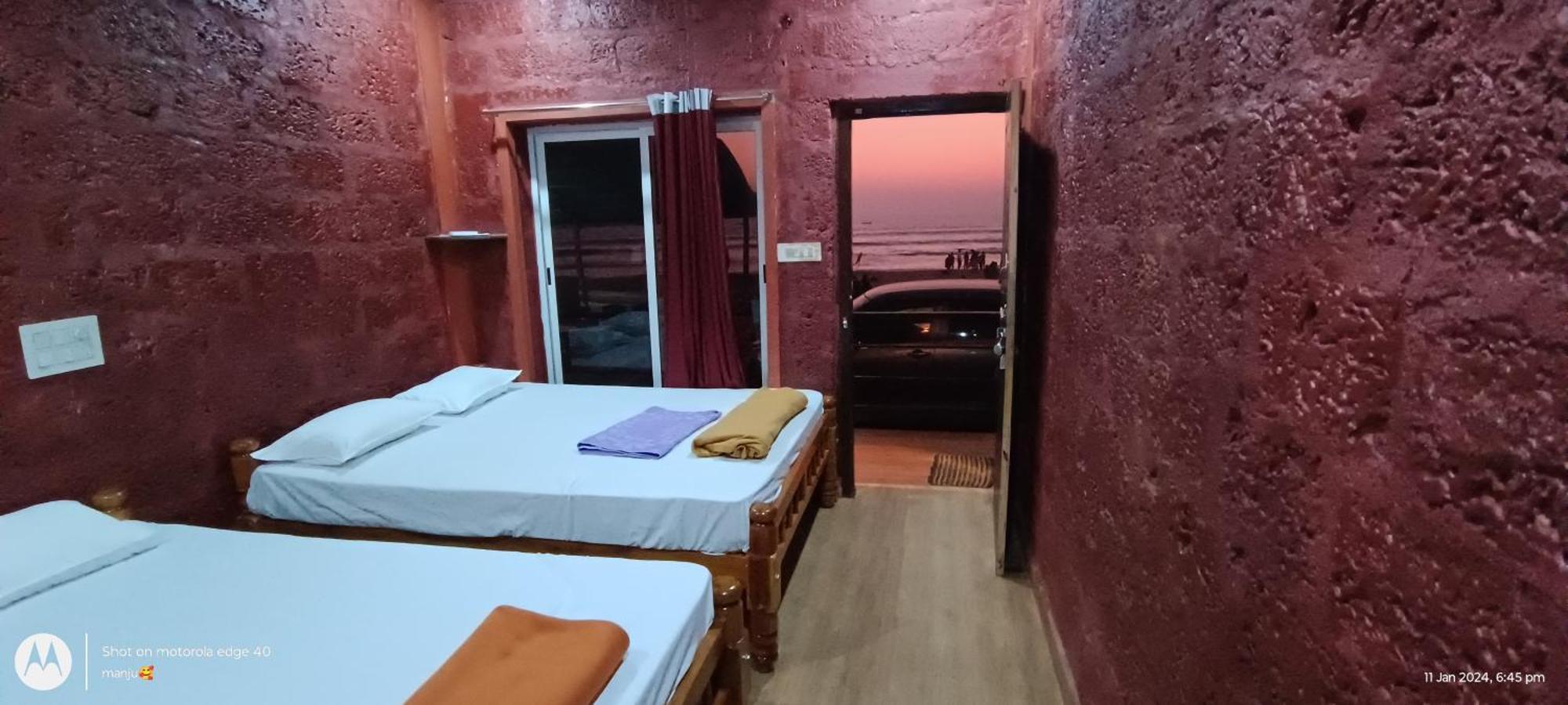 Aisiri Comforts And Cafe Gokarna (Karnataka)