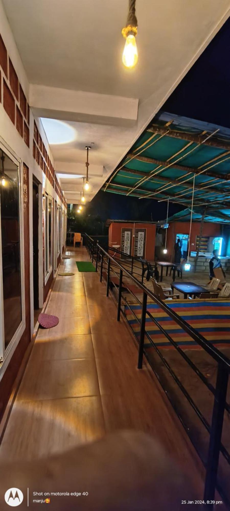 Aisiri Comforts And Cafe Hotel