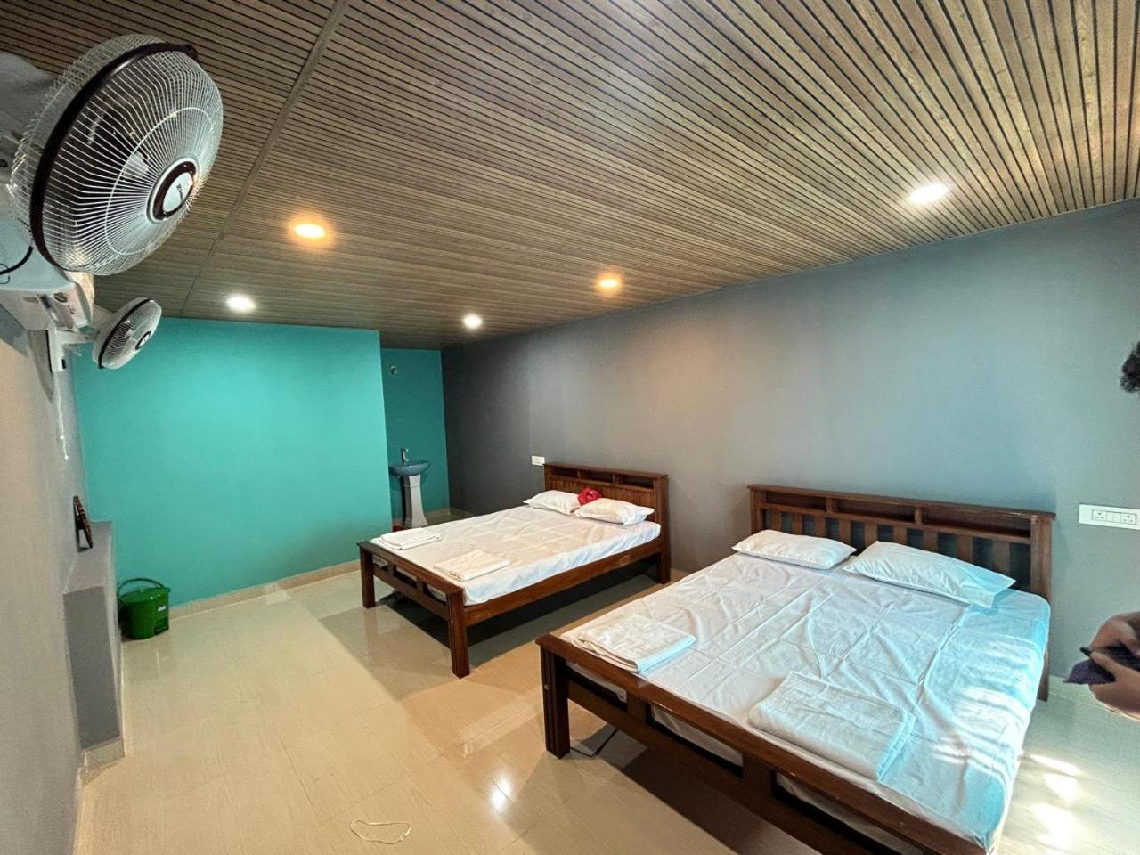 Lakshika Resort *